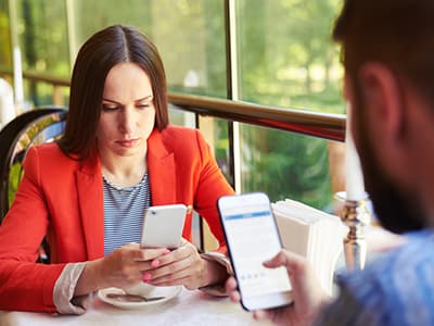 psychguides shutterstock282751457 couple on their phones feature image